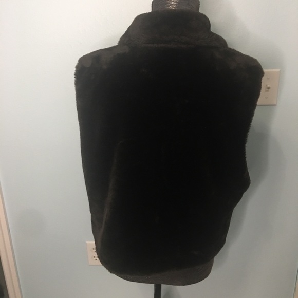 Threads on Threads Vintage Faux Fur Vest - Picture 4 of 6